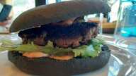 Black ox Burger, Hamburger di bue in pane al carbone vegetale, insalata, pomodori e pancetta